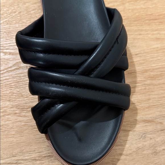 Time and Tru Women's Black Crisscross Sandals - Picture 3 of 4